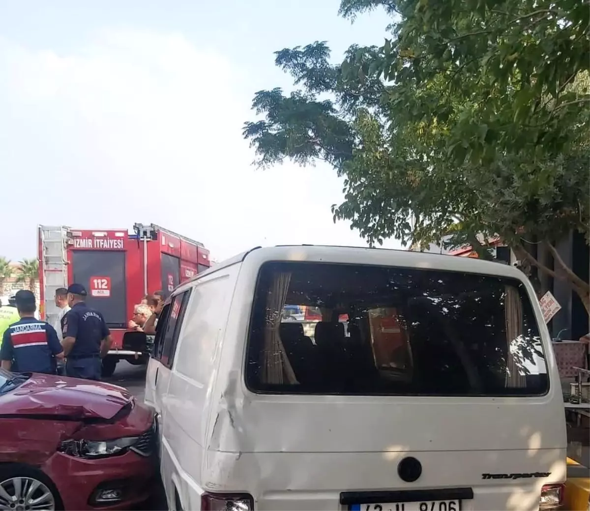 İzmir\'de servis minibüsü ile otomobil çarpıştı: 7 yaralı