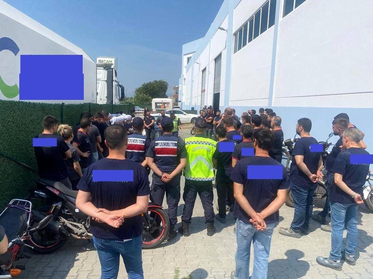 Aydın İl Jandarma Komutanlığı Motosiklet Sürücülerine Kask ve Fosforlu Yelek Kullanımının Önemini Anlattı