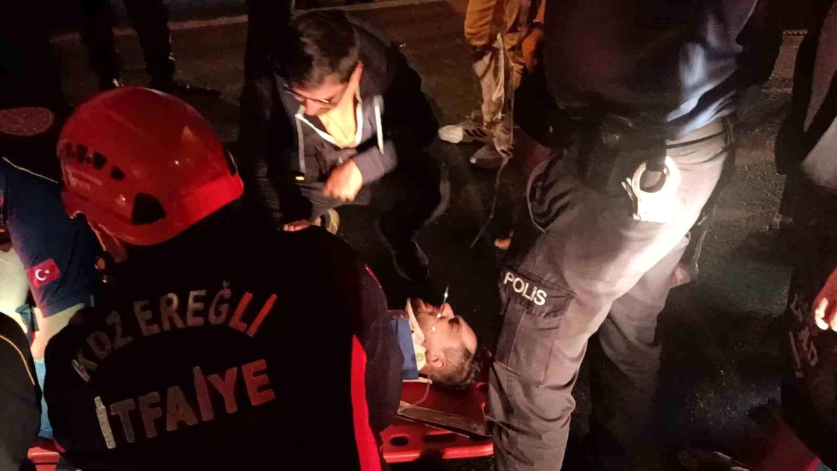 Zonguldak\'ta Kamyonun Altına Giren Motosiklet Sürücüsü Kurtarıldı