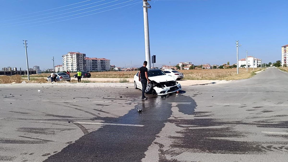 Karaman\'da Otomobil Çarpışması: 2 Kişi Yaralandı
