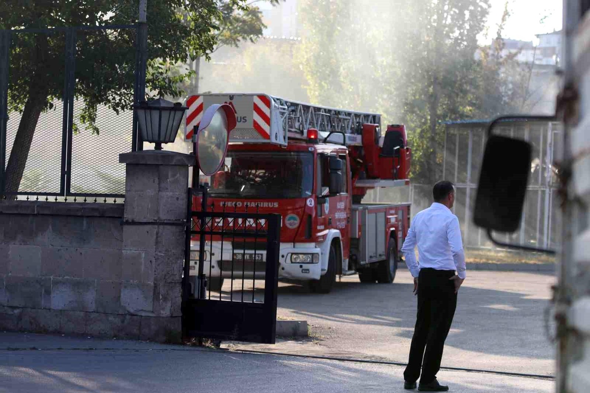 Kayseri\'de fabrika hurdalığında çıkan yangın söndürüldü