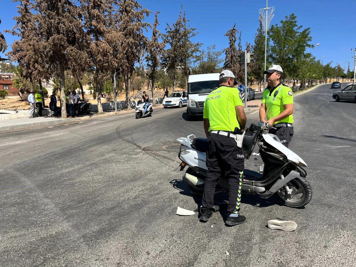 Kilis\'te Ambulans ile Motosiklet Çarpışması: Motosiklet Sürücüsü Ağır Yaralandı