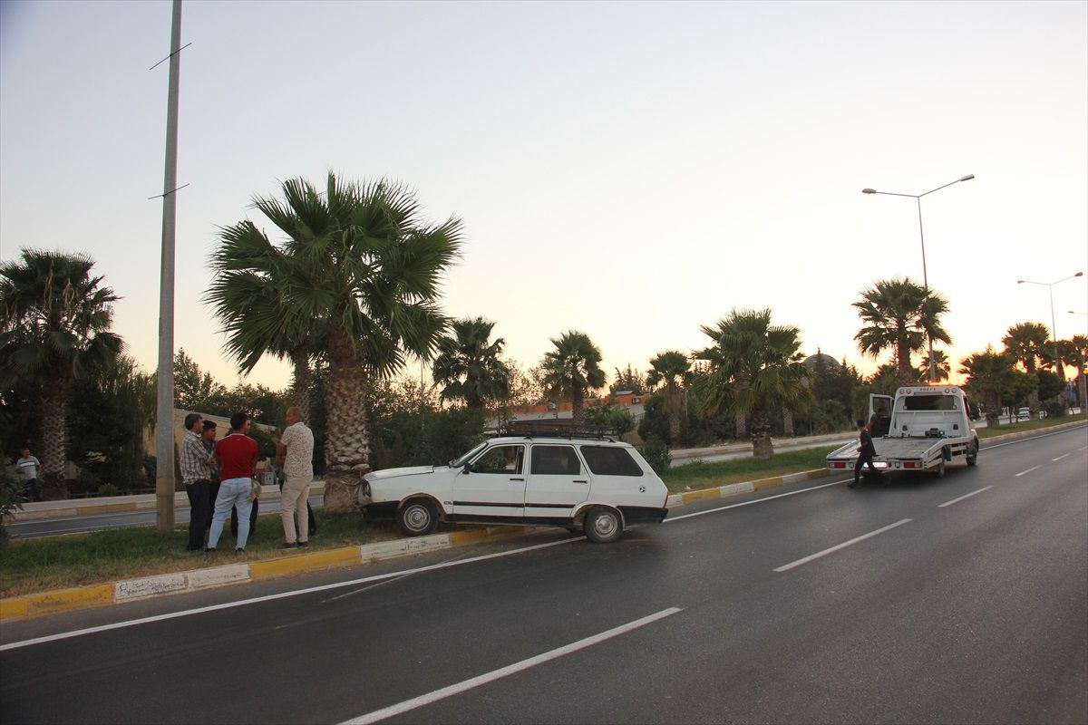 Kilis\'te Otomobil Refüje Çarptı: 2 Kişi Yaralandı