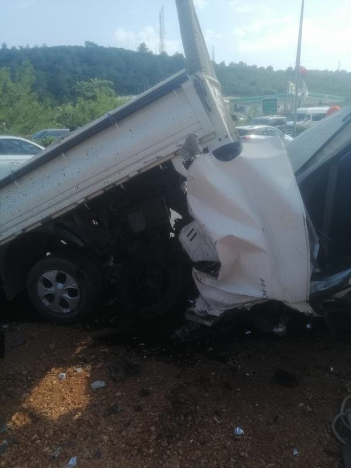 Bodrum\'da kamyonet köprüye çarptı: 1 ölü, 1 yaralı