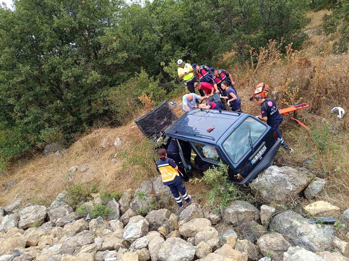 Safranbolu\'da Otomobil Şarampole Uçtu: 2 Yaralı