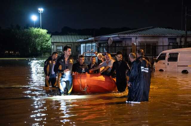 Küçükçekmece'de bir kadın sel sularına kapılmaktan son anda kurtarıldı Küçükçekmece'de bir kadın sel sularına kapılmaktan son anda kurtarıldı