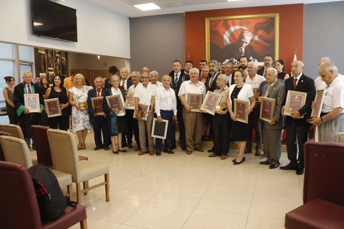 Mersin\'de Meslekte Uzun Yıllarını Dolduran Avukatlara Plaket Takdim Edildi