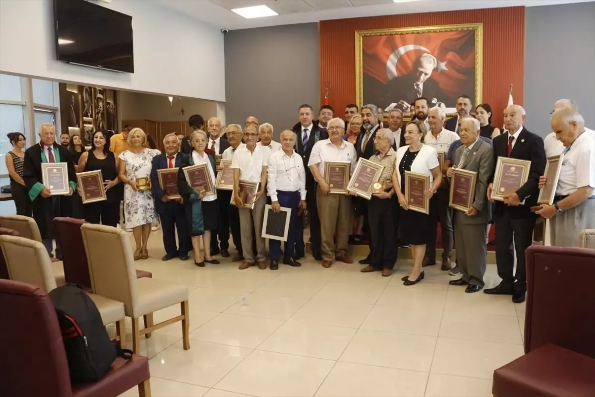Mersin'de Meslekte Uzun Yıllarını Dolduran Avukatlara Plaket Takdim Edildi