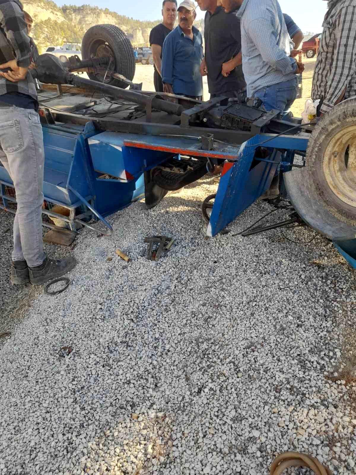 Mersin\'de tarım aracı devrildi, 3 kişi yaralandı