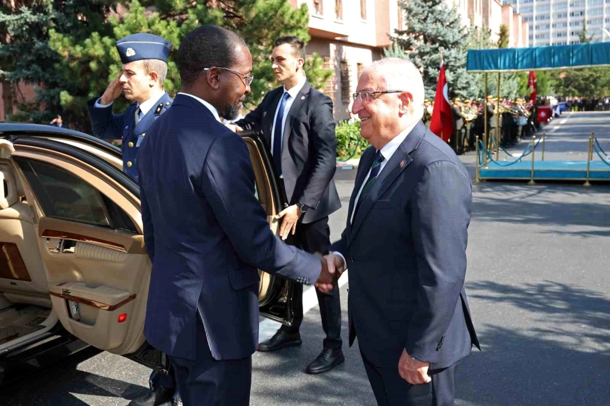 Mozambik Savunma Bakanı Artur Chume Ankara\'ya geldi