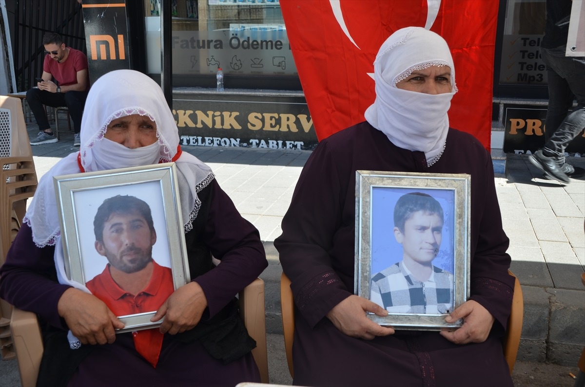 Muş\'ta HDP\'ye tepki: Aileler oturma eylemi yaptı