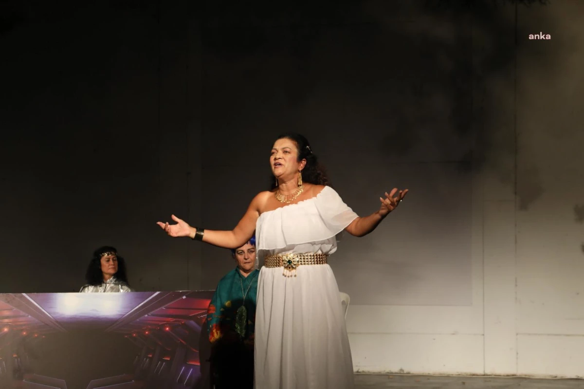 Narlıdere Belediyesi Güçlü Kadınlar Tiyatro Grubu Burhaniye\'de sahne aldı