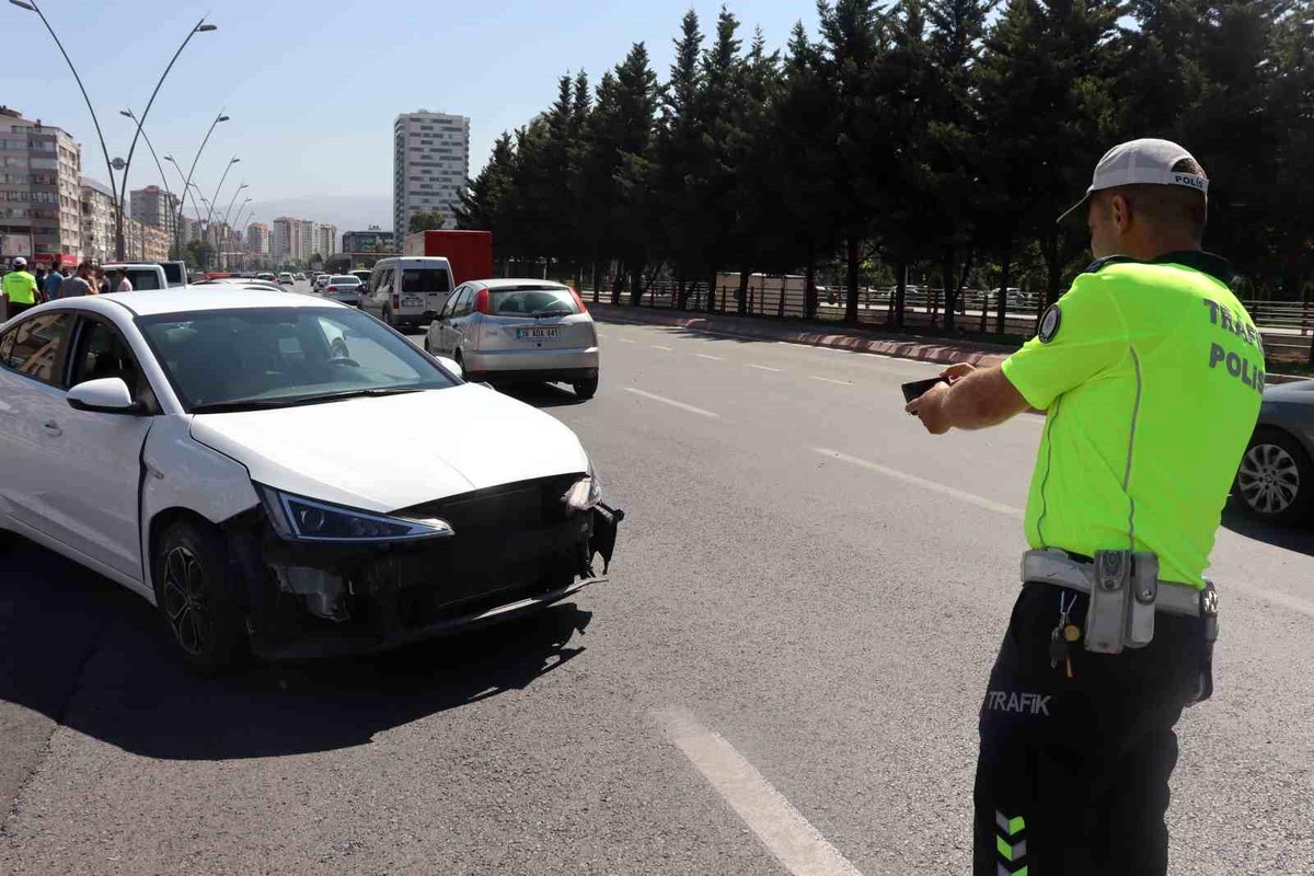 Kayseri\'de bariyerlere çarpan otomobil ortalığı savaş alanına çevirdi