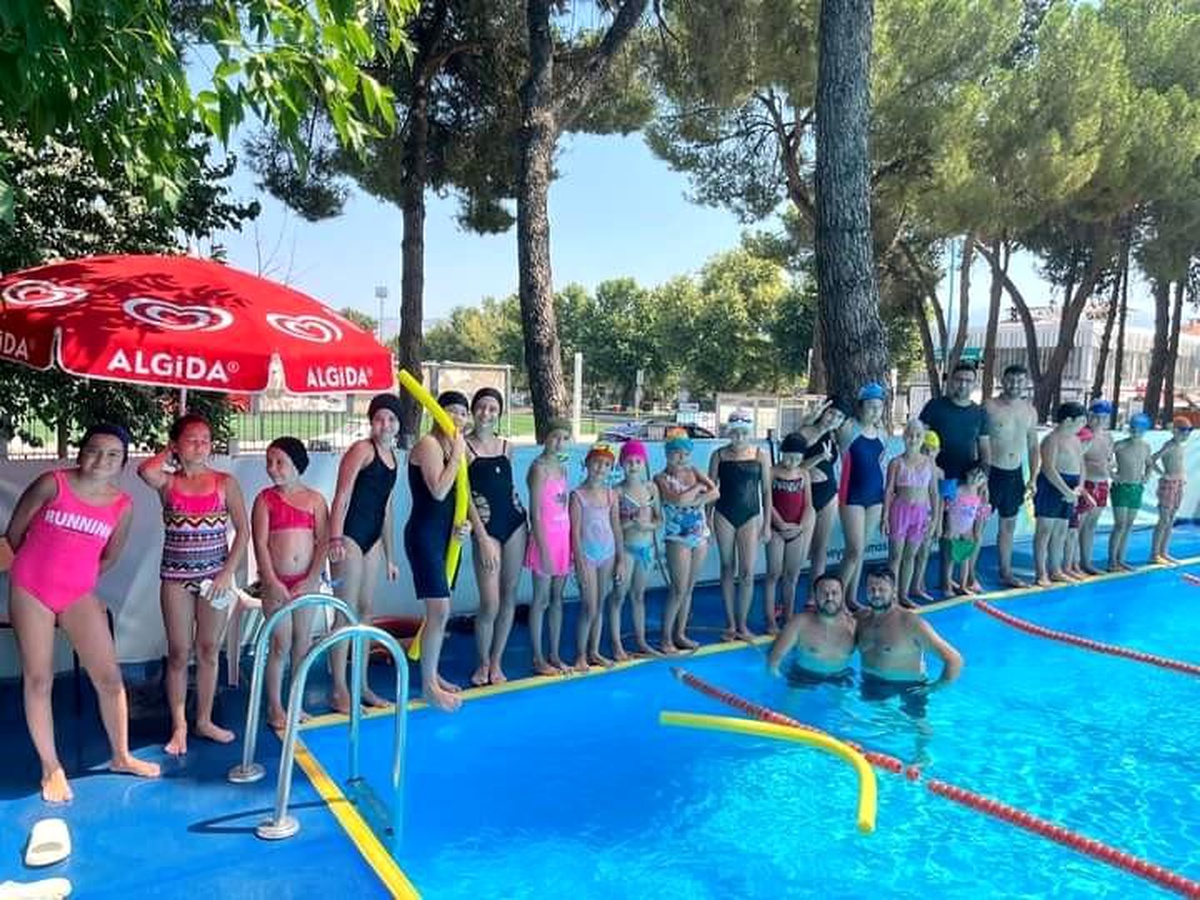 Manisa Sarıgöl\'de 400 öğrenci yüzme öğrendi
