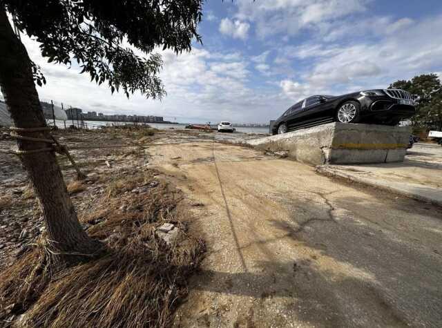 Sel sularına kapılmasın diye milyonluk araçlarını ağaçlara bağladılar