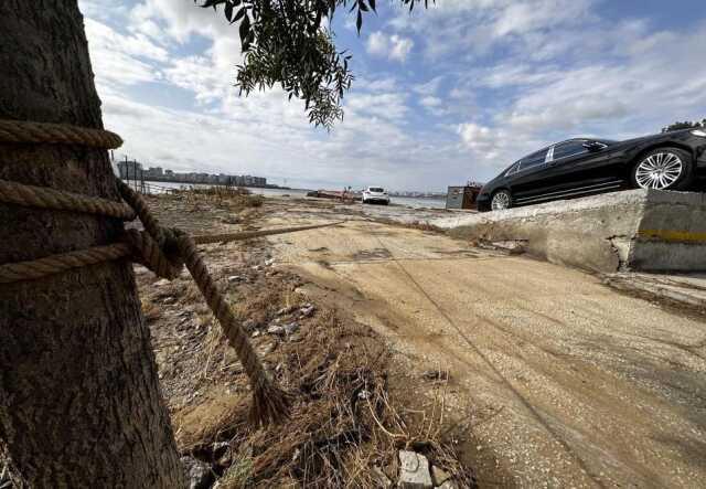 Sel sularına kapılmasın diye milyonluk araçlarını ağaçlara bağladılar