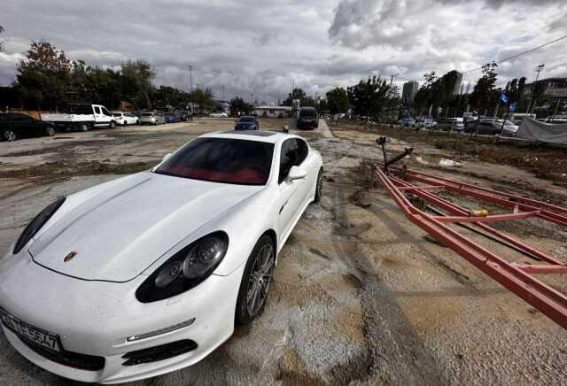 Sel sularına kapılmasın diye milyonluk araçlarını ağaçlara bağladılar