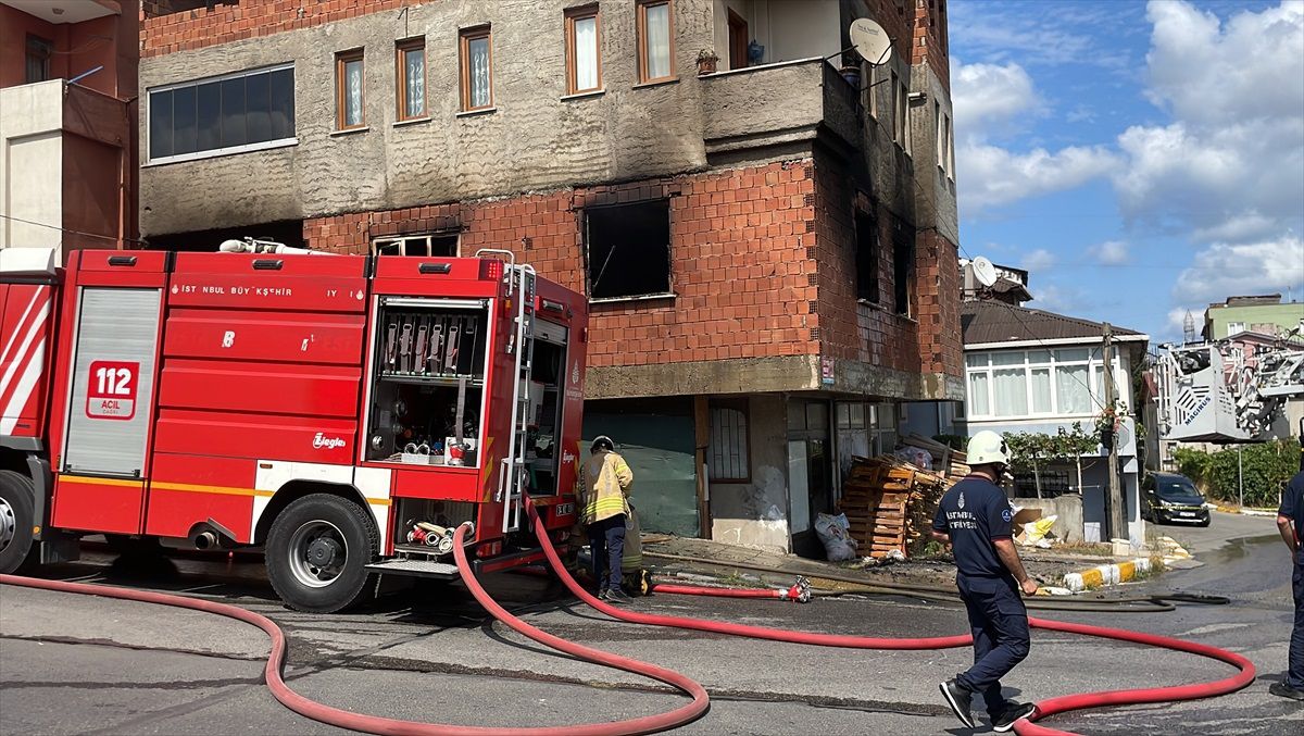 Sultanbeyli\'de Yangında Dumandan Etkilenen 2 Kişiye Ambulansta Müdahale Edildi