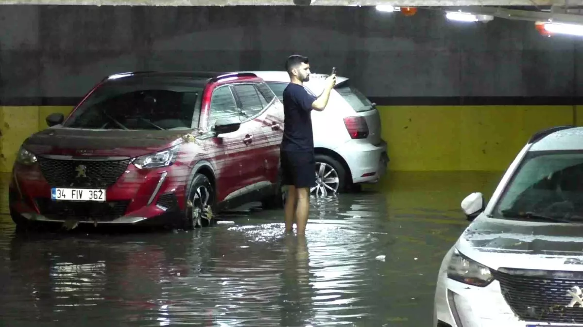 Sultangazi\'de şiddetli yağış sonucu otopark su altında kaldı