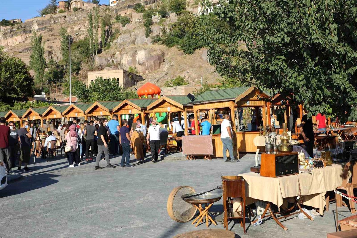 Talas\'ta bu pazar \'Antika Pazarı\' var