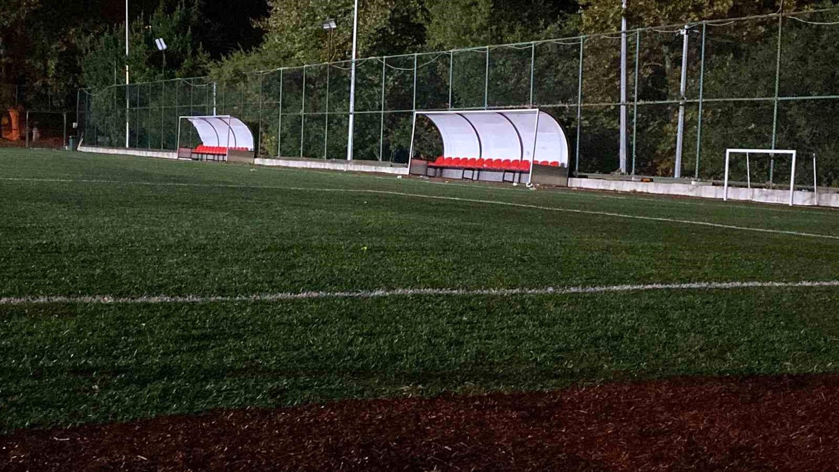 Kurumlar Arası Futbol Turnuvasında Kalp Krizi Geçiren Memura Tenis Sahasındaki Doktorlar Yetişti