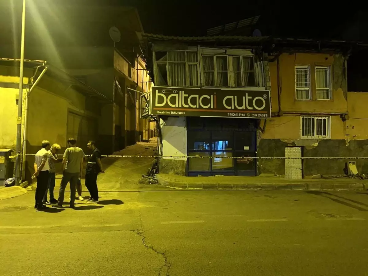 Kahramanmaraş\'ta Depremde Hasar Alan Müstakil Ev Yıkıldı