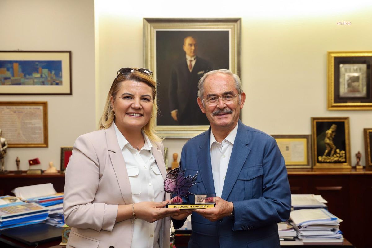 İzmit Belediye Başkanı Fatma Kaplan Hürriyet, Eskişehir Büyükşehir Belediye Başkanı Yılmaz Büyükerşen\'i ziyaret etti