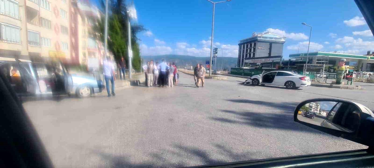 Tosya\'da 3 araç çarpıştı, 1 kişi yaralandı