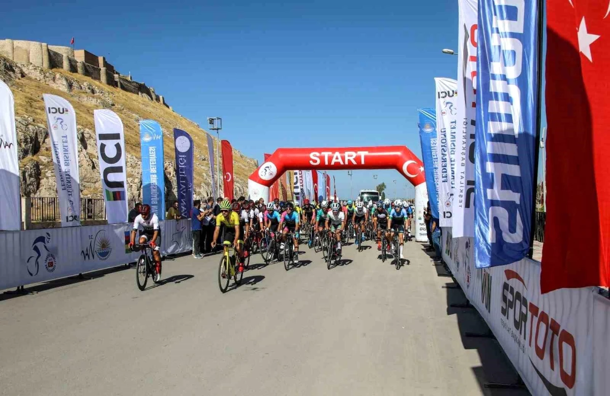 \'Tour of Van\' Uluslararası Bisiklet Yarışı Start Aldı