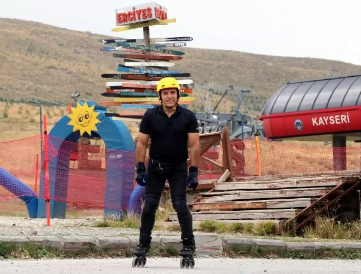 Almanya\'da yaşayan Zekeriya Yüksel, Erciyes Kayak Merkezi\'nden patenle şehir merkezine indi