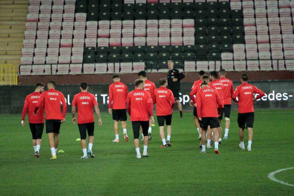 A Milli Futbol Takımı, Türkiye-Ermenistan maçı öncesi antrenman yaptı