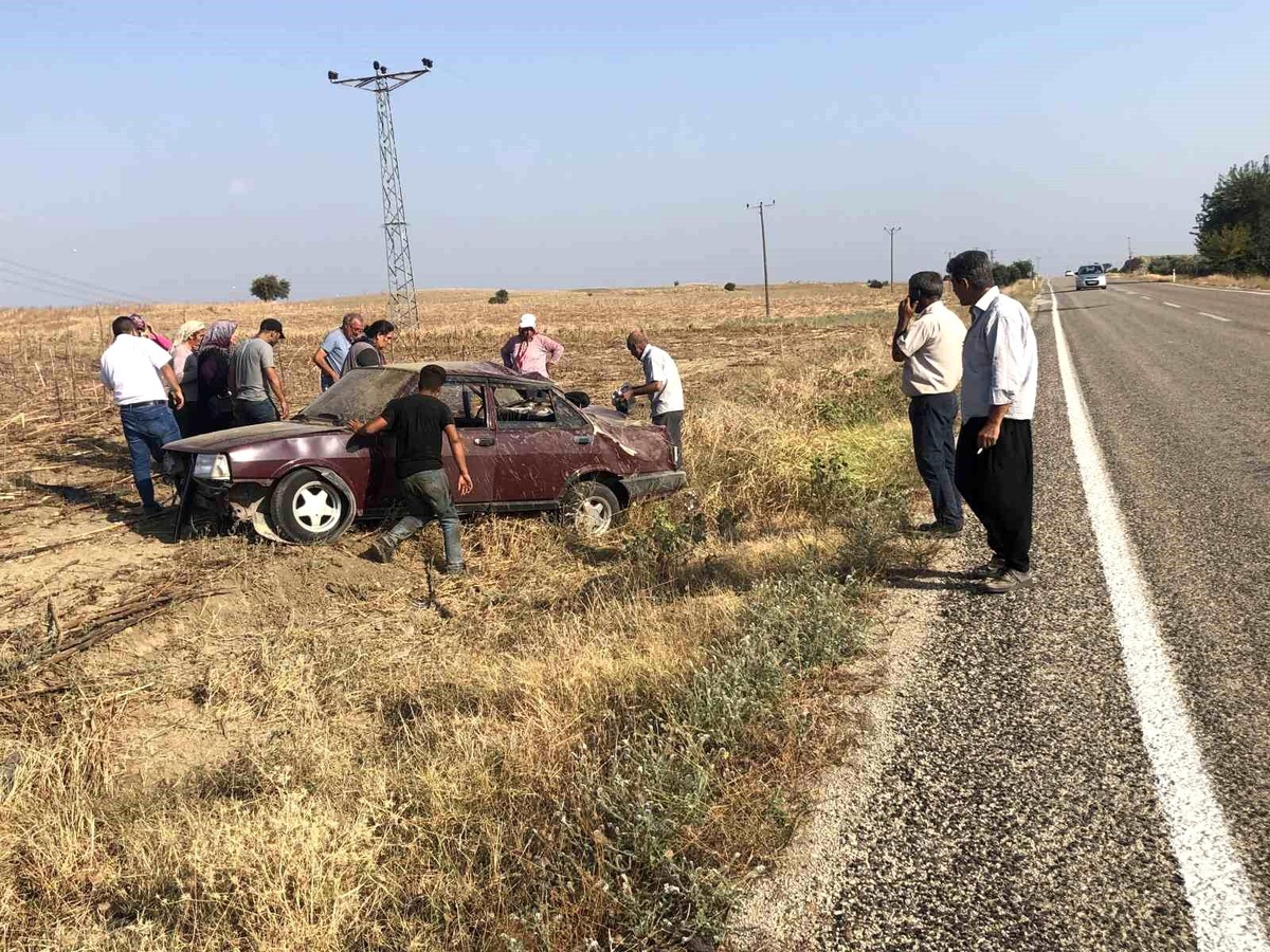 Kozan\'da Lastiği Patlayan Otomobil Takla Attı: 3 Yaralı