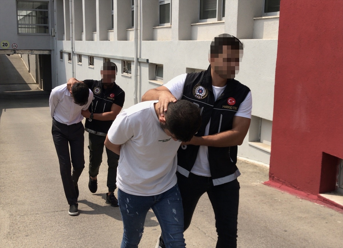 Adana\'da yolcu otobüsünde 20 kilogram esrar ele geçirildi, 2 zanlı tutuklandı