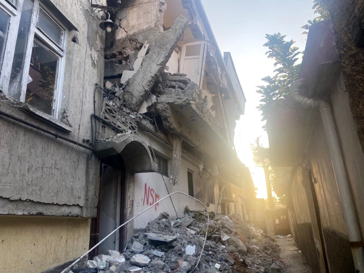 Kahramanmaraş\'ta Ağır Hasarlı Ev Mahallelileri Korkutuyor