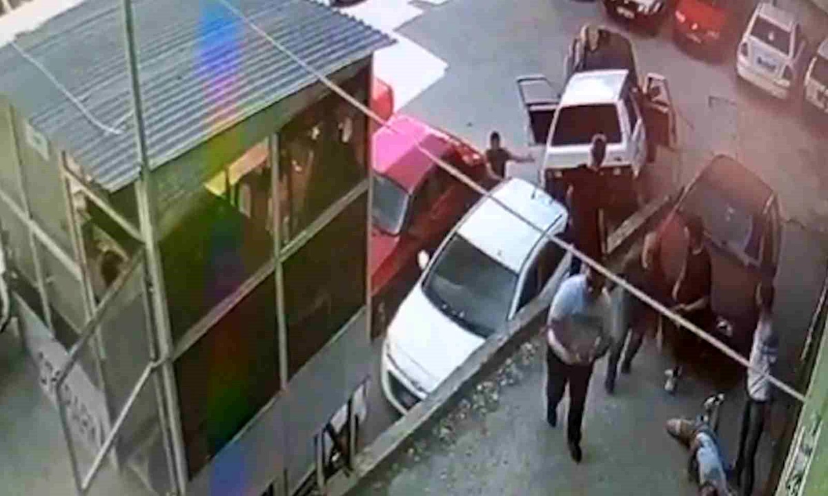 Kırıkkale\'de Otopark Kazası: Otomobil Yaya ve Park Halindeki Araçların Üzerine Düştü