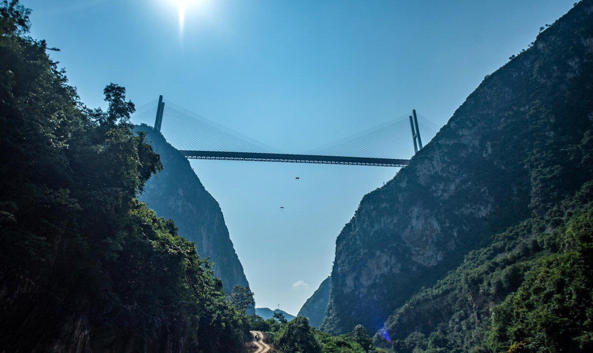 Çin\'in Beipanjiang Köprüsü, Uluslararası Yüksek Köprü Ekstrem Sporları Davet Turnuvası\'na Ev Sahipliği Yapıyor