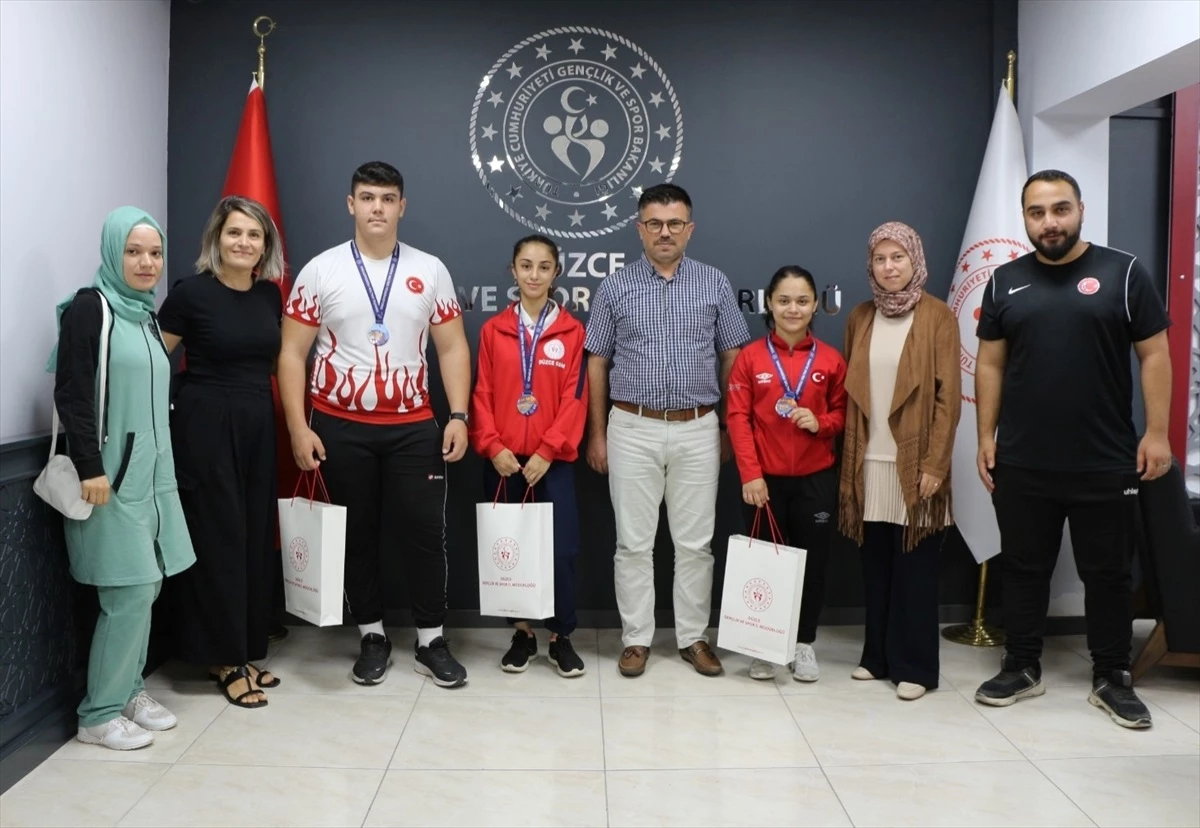Ankara\'da düzenlenen Yıldızlar Kulüpler Türkiye Halter Şampiyonası\'nda dereceye giren sporcular Düzce Gençlik ve Spor İl Müdürü\'nü ziyaret etti