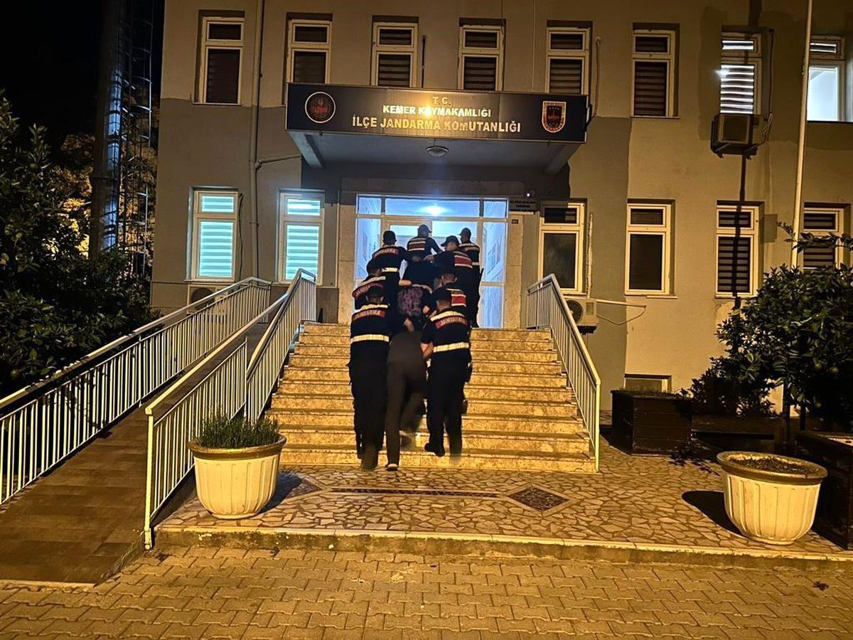 Antalya\'da Jandarma Operasyonunda 3 Bin Kullanımlık Bonzai ve 20 Gram Esrar Ele Geçirildi