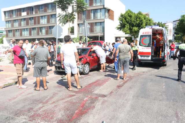 Antalyasporlu futbolcu Naldo'nun ailesi trafik kazası geçirdi! Arabadan fırlayan oğlunun durumu kritik Antalyasporlu futbolcu Naldo'nun ailesi trafik kazası geçirdi! Arabadan fırlayan oğlunun durumu kritik