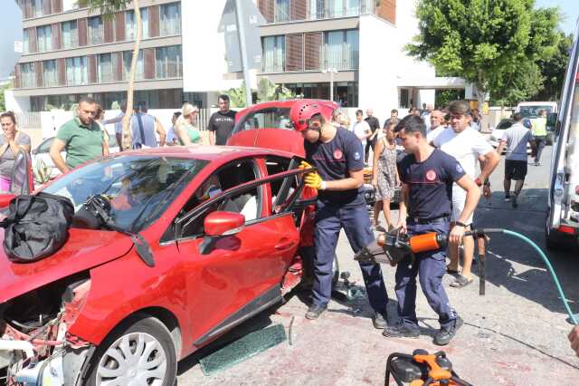 Antalyasporlu futbolcu Naldo'nun ailesi trafik kazası geçirdi! Arabadan fırlayan oğlunun durumu kritik Antalyasporlu futbolcu Naldo'nun ailesi trafik kazası geçirdi! Arabadan fırlayan oğlunun durumu kritik