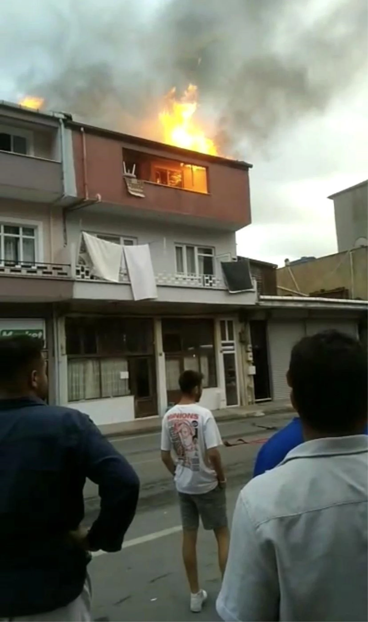 Zonguldak\'ta bir binanın çatısında çıkan yangın korku dolu anlar yaşattı