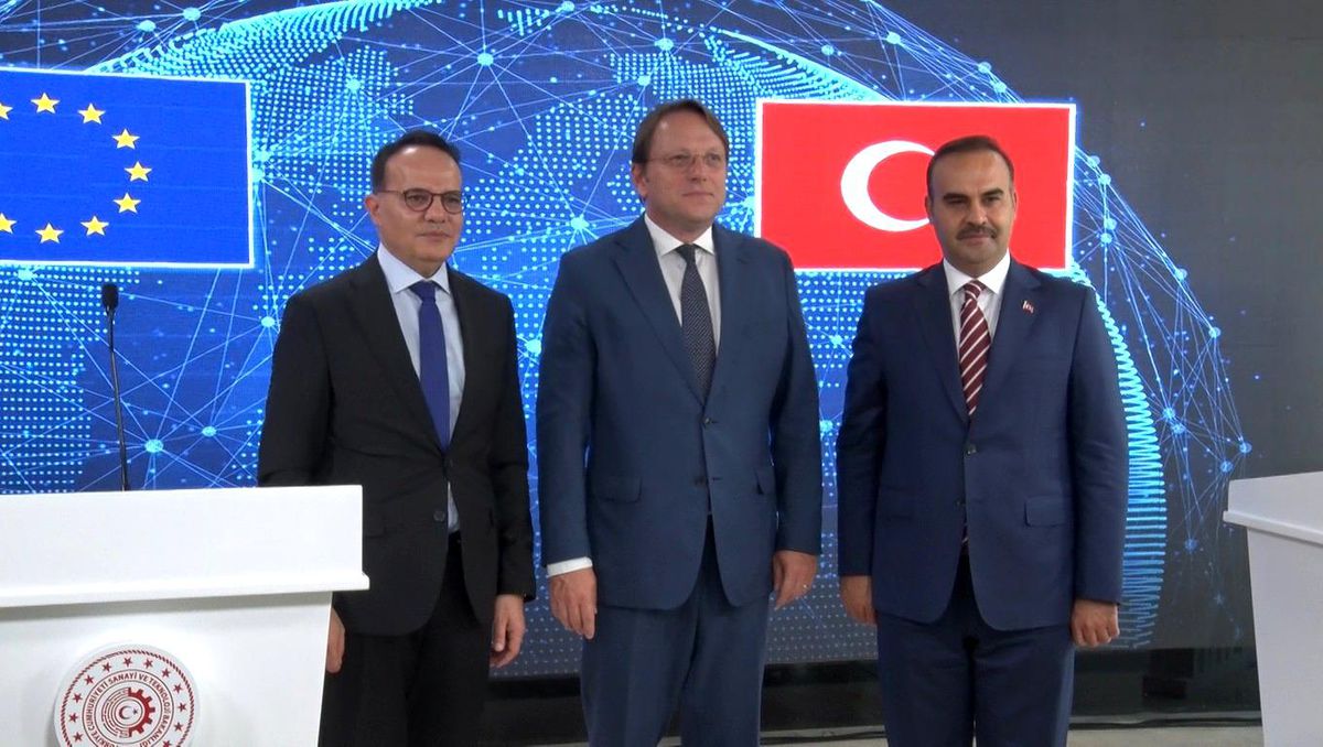 Bakan Kacır: "Arzumuz bir an önce vize serbestisi için Avrupa Birliği\'nin somut ilerleme kaydetmesi"