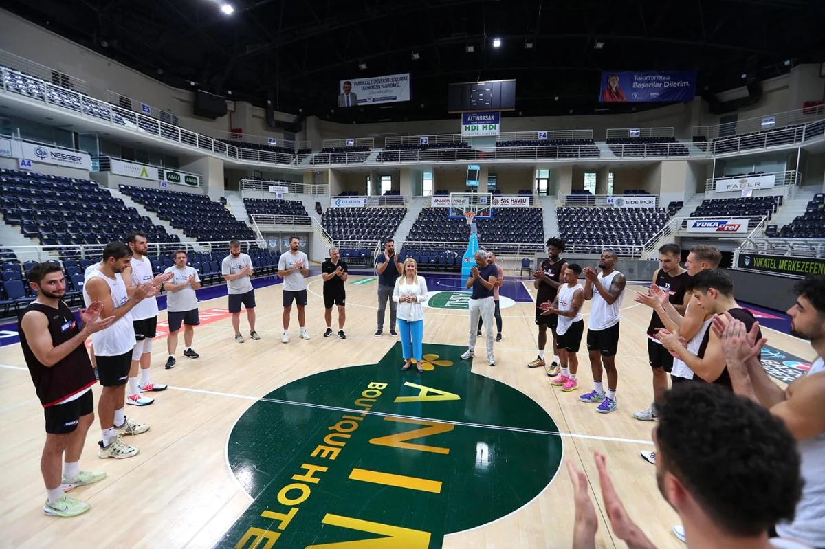 Merkezefendi Belediye Başkanı Şeniz Doğan, Yukatel Merkezefendi Belediyesi Basket takımını ziyaret etti