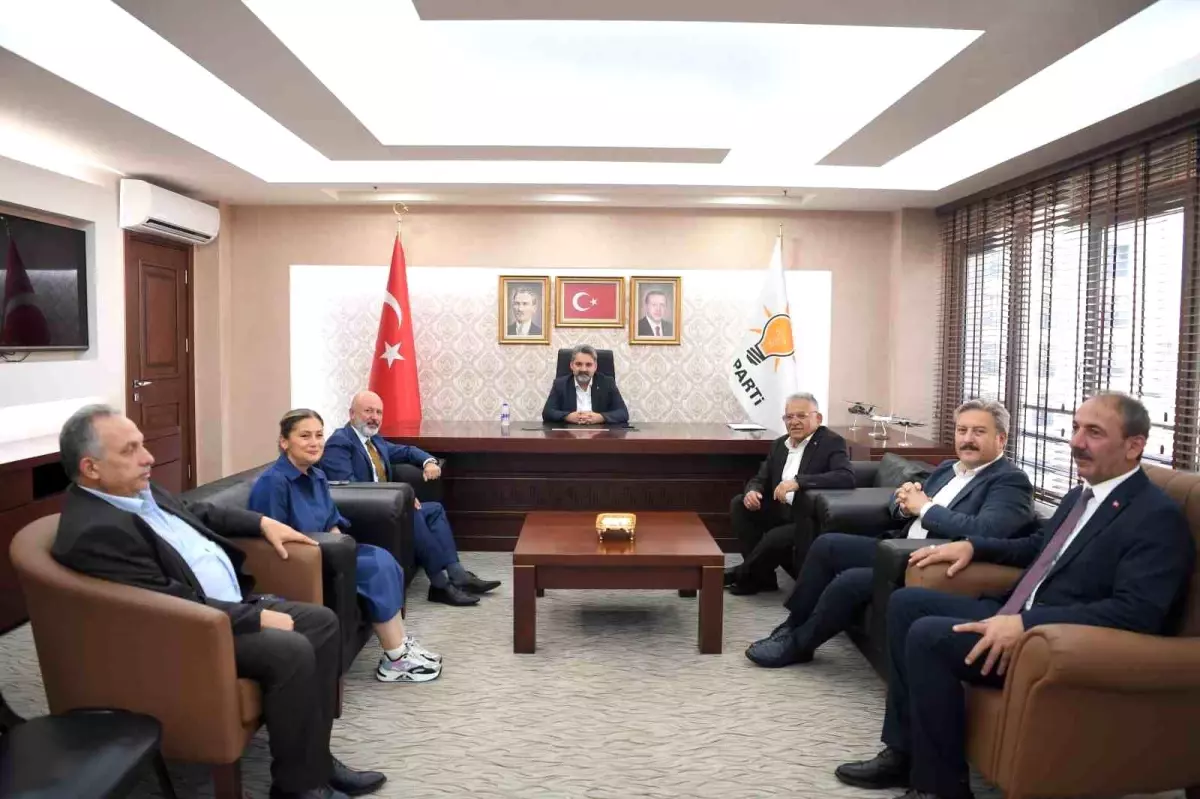 Kayseri Büyükşehir Belediye Başkanı ve AK Partili İlçe Belediye Başkanlarından AK Parti İl Başkanlığı\'na Ziyaret