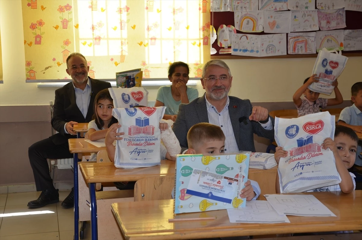 Çorum Belediyesi, Afşin\'deki öğrencilere kırtasiye desteği sağladı