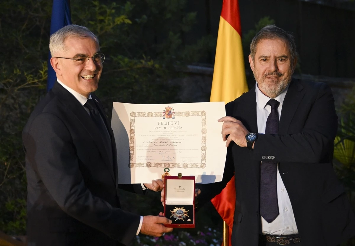 İspanya, Türkiye\'nin Madrid Büyükelçisi Burak Akçapar\'a devlet nişanı takdim etti