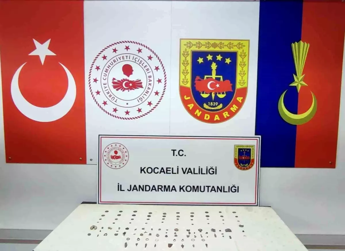 Gebze\'de tarihi eser operasyonu: 39 sikke ve 53 tarihi obje ele geçirildi