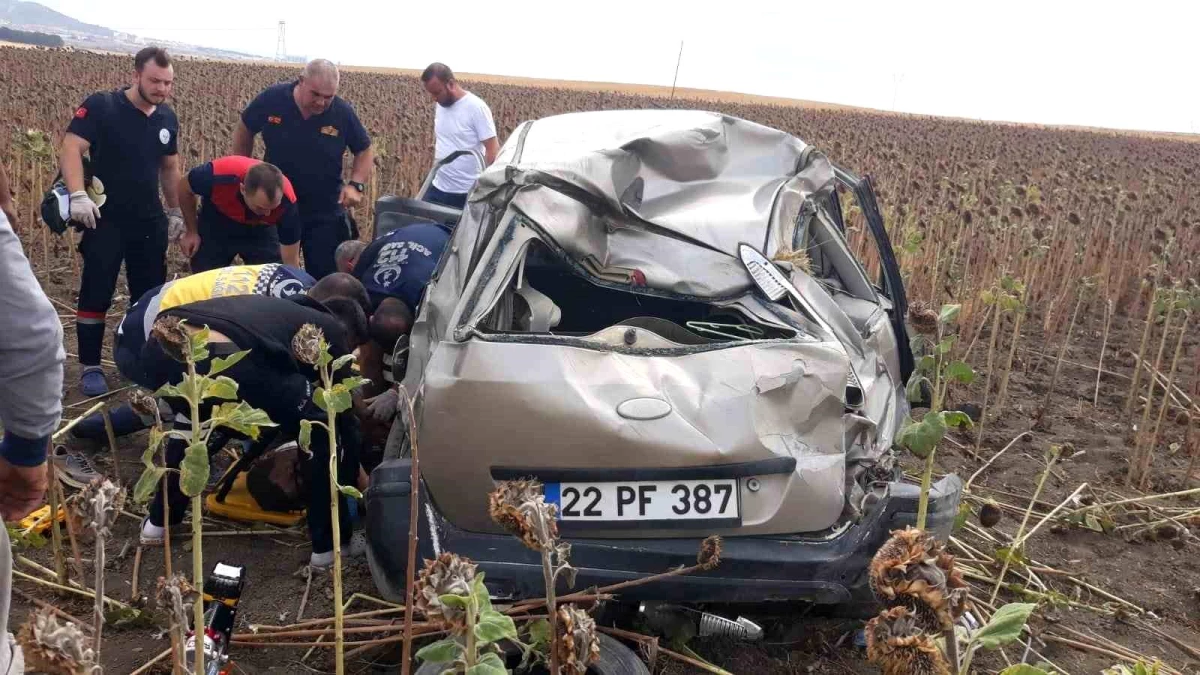 Edirne\'de Kontrolden Çıkan Otomobil Ayçiçeği Tarlasına Uçtu: 1 Ölü, 2 Yaralı