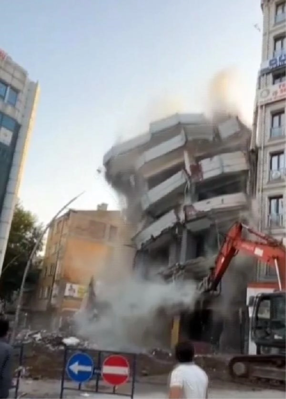 Elazığ\'da kontrollü yıkım sırasında bina çöktü