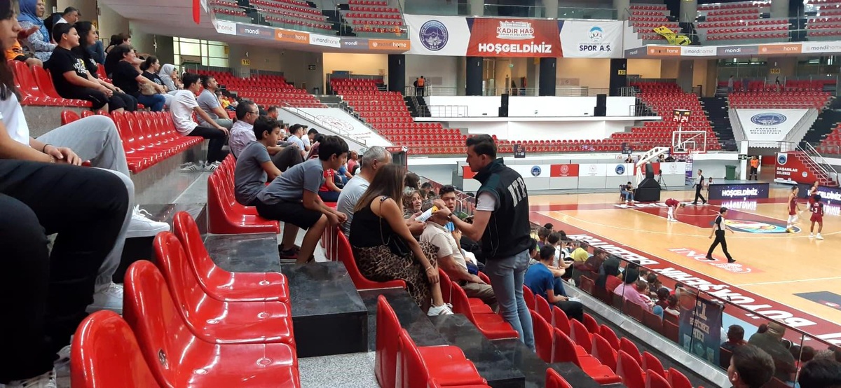 Narkotik Polisleri 17 Cup\'ta Uyuşturucu Zararlarını Anlattı